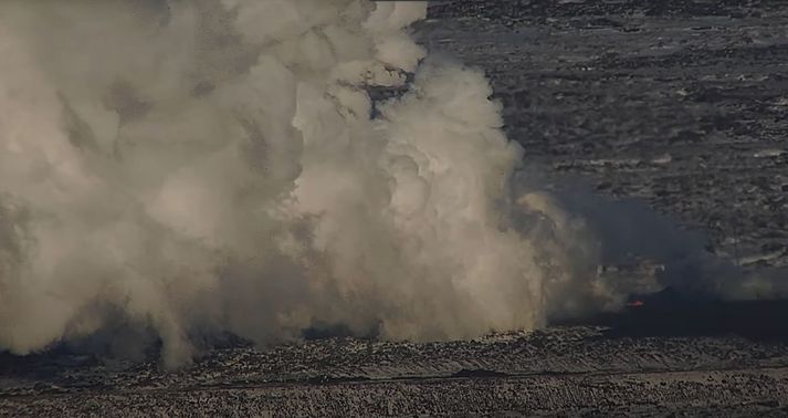 Mikil gufa kemur frá lögninni þar sem hraunið fór yfir hana.