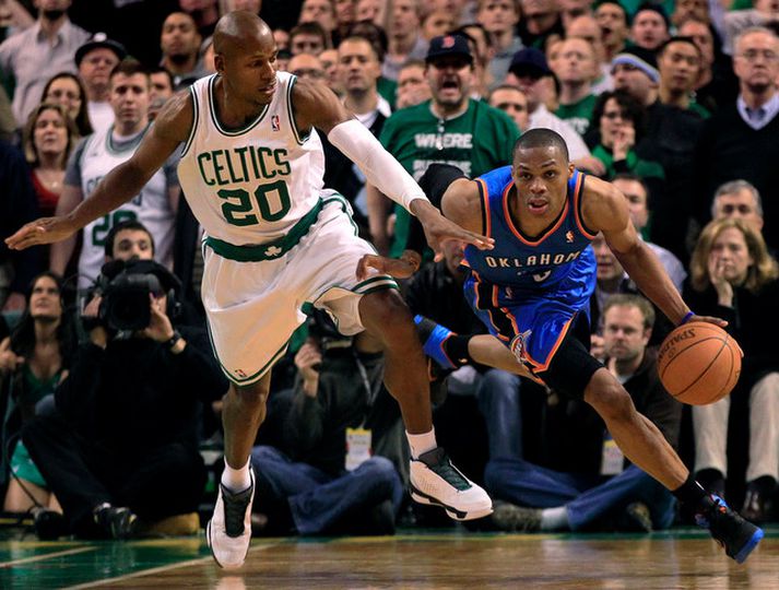 Russell Westbrook fer hér framhjá Ray Allen í nótt.