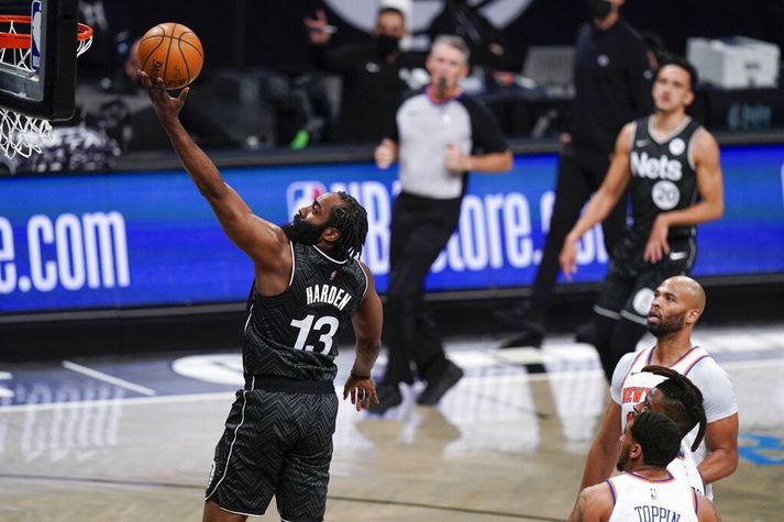 James Harden kominn að körfu New York Knicks í sigrinum í nótt.