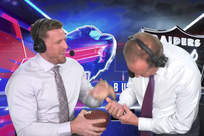 Nantz hélt strax um höndina og slasaði sig við að reyna að ná boltanum af varnarbuffinu Watt.