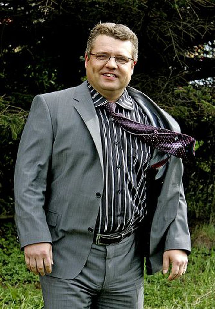 Eyðir miklum tíma í húsi sínu á Spáni á hverju ári og fer þangað allt að fimm sinnum á ári. 

