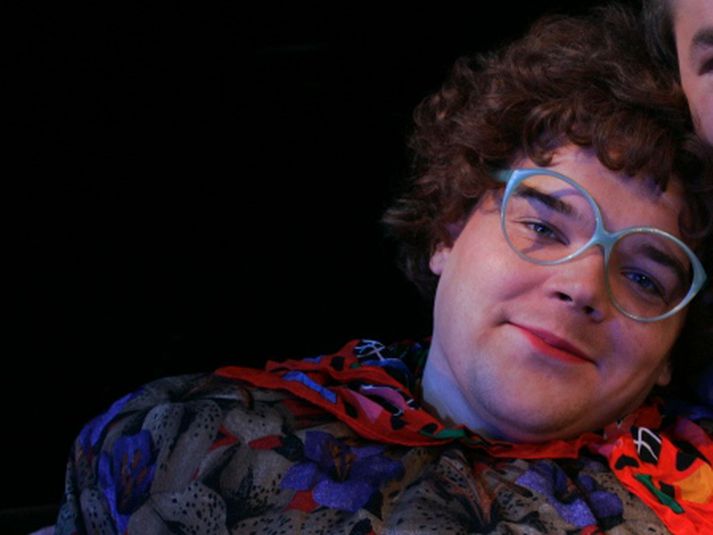 Höskuldur Sæmundsson leikur í verkinu ´ásamt Þrúði Vilhjálmsdóttur. Myndin er ekki tekin í tengslum við leikritið Dansaðu við mig.