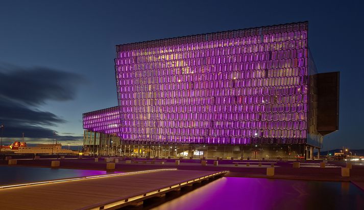 Harpa í bleikum ljóma á síðasta ári.