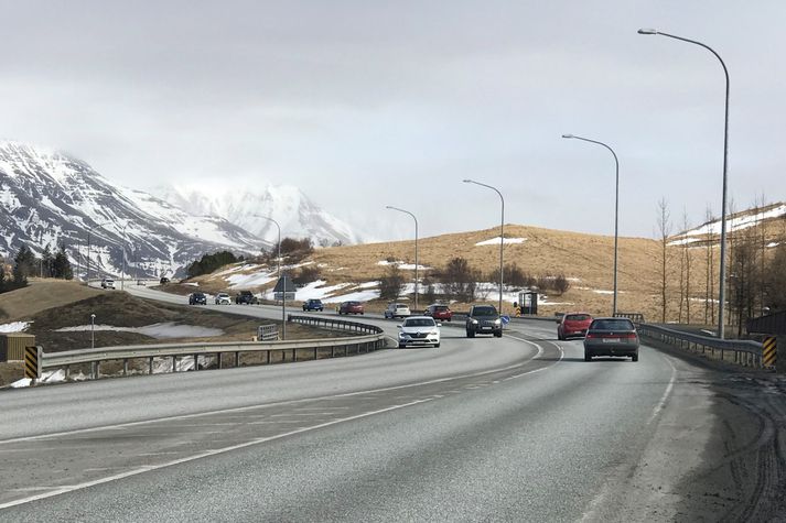 Vegarkaflinn er núna þriggja akreina án vegriðs á milli akstursstefna. Lágafell er til hægri.