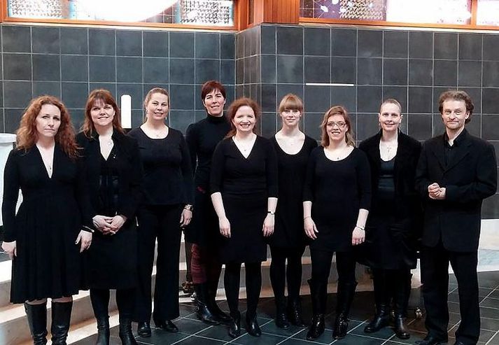 Boudoir Hópurinn er eingöngu skipaður konum eins og nafnið bendir til, en Boudoir þýðir kvennadyngja eða búningsherbergi.