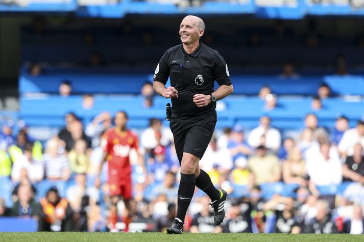 Mike Dean er alfarið hættur í dómgæslu.
