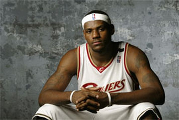 LeBron James er ekki vanur að valda áhorfendum vonbrigðum þegar kemur að glæsilegum tilþrifum, en lið hans Cleveland er auk þess heitasta liðið í NBA í dag