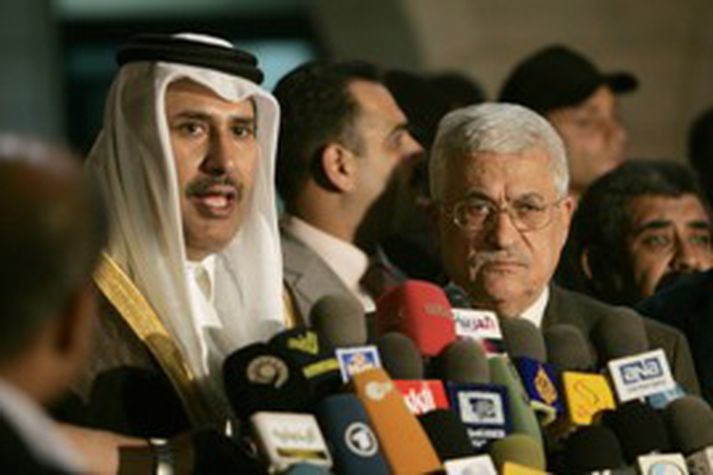 Utanríkisráðherra Qatar, Sjeik Hamad bin Jassim bin Jabr al-Thani, til vinstri, og Forseti Palestínu, Mahmoud Abbas sem einnig er þekktur sem Abu Mazen, tala við fréttamenn eftir fundinn.