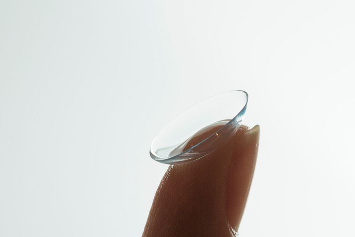 Augnlæknar á Bretlandi ráku upp stór augu þegar þeir fundu 27 linsur í auga konu í nóvember síðastliðnum.