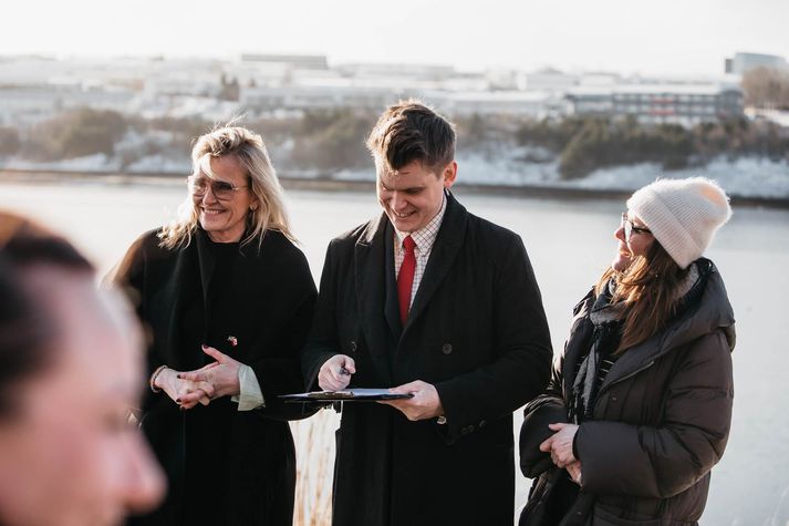 Jóhann Páll Jóhannsson, umhverfis-, orku- og loftslagsráðherra ásamt Heiðu Björk Hilmisdóttur borgarstjóra og Líf Magneudóttir borgarfulltrúa og formaður umhverfis- og skipilagsráðs við friðlýsingu Grafarvogs.