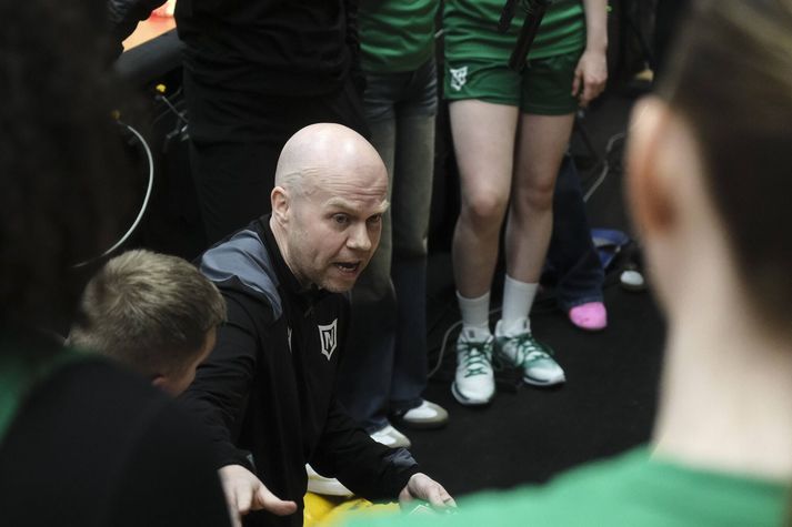 Einar Árni fer yfir stöðuna með sínum konum