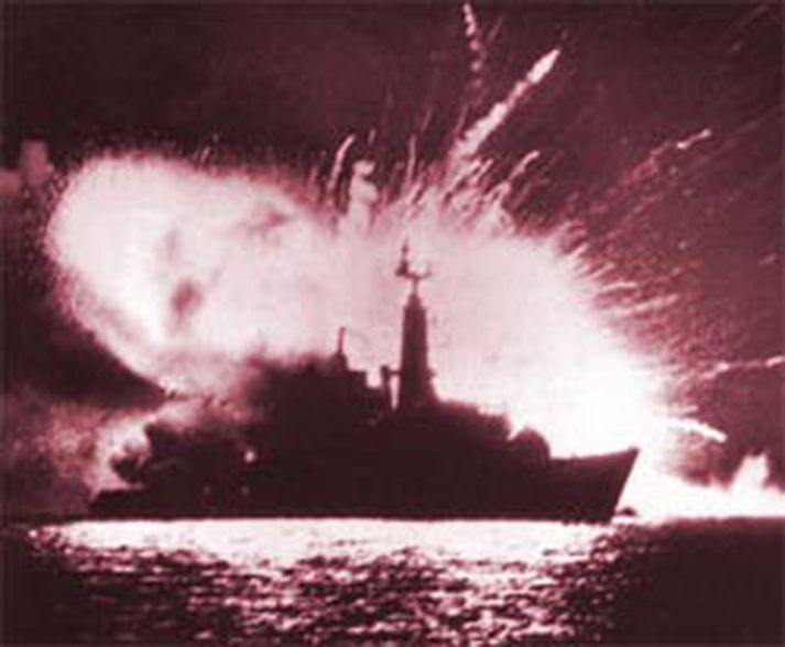 Orrustan um Falklandseyjar var stutt en mannskæð. Hér springur breskt herskip eftir eldflaugaárás Argentínumanna.