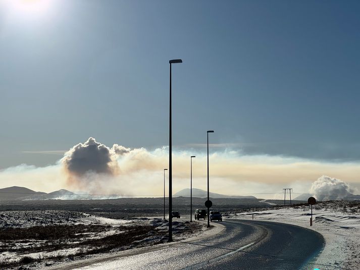 Skýin blasa við þeim sem aka um Reykjanesið eða í átt að því. 