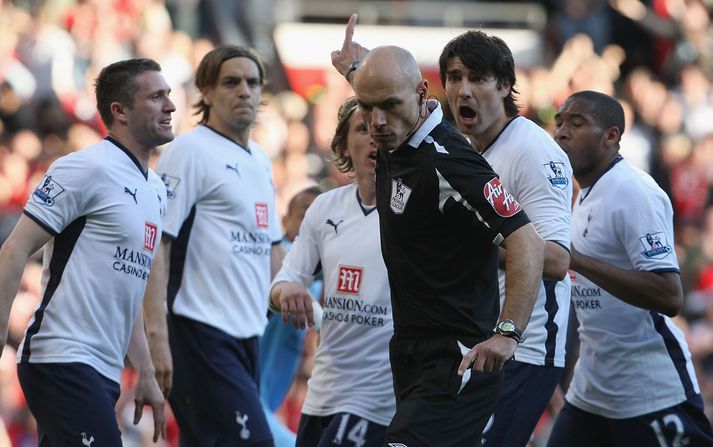 Leikmenn Tottenham mótmæla vítaspyrnudómi Howards Webb í leik gegn Manchester United fyrir ellefu árum.