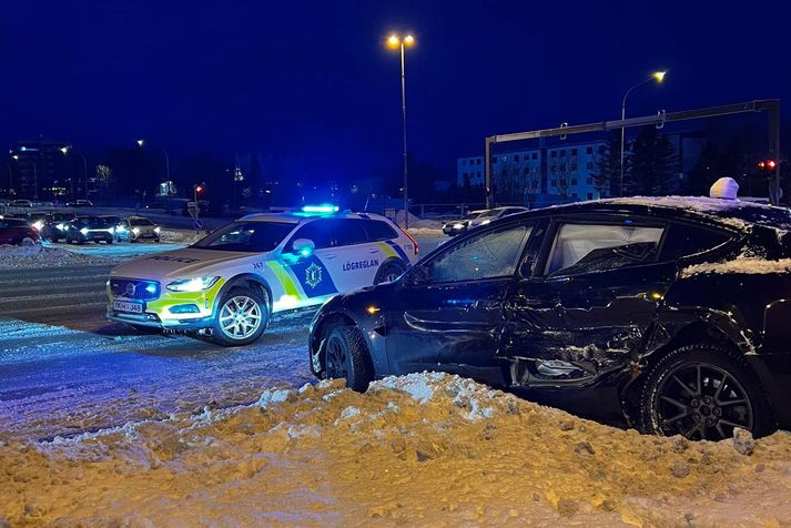 Þessi Tesla fór ansi illa í árekstrinum en engin slys urðu á fólki.