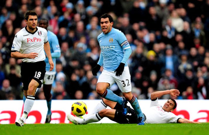 Carlos Tevez umkringdur í leiknum í dag.