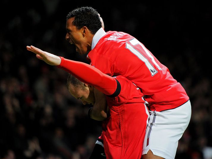 Wayne Rooney fagnar fyrra marki sínu í kvöld.