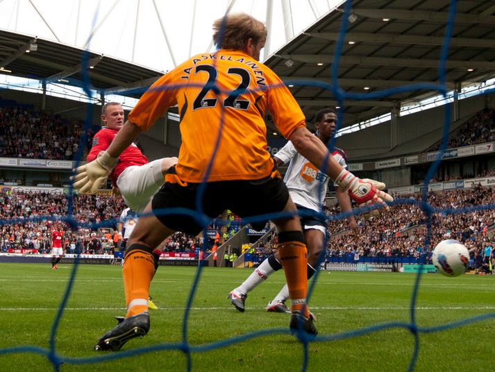 Wayne Rooney skorar fyrsta markið sitt á móti Bolton.