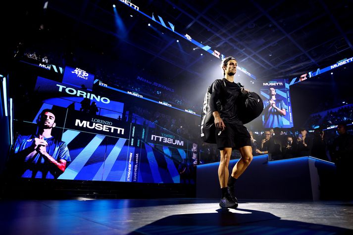 Heimamaðurinn Lorenzo Musetti sést hér mæta til leiks í m ATP-úrslitakeppninni í tennis í Tórínó í gær.