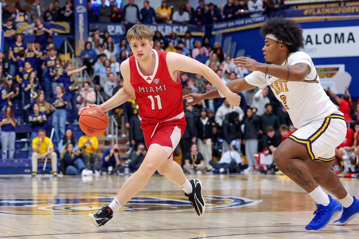 Almar Orri Atlason er hér búinn að koma auga á leið upp á körfunni og keyrir fram hjá sínum manni.