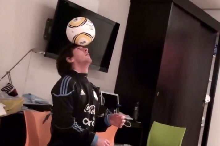 Messi lék sér með boltann sitjandi á meðan liðsfélagarnir gátu vart annað en gapað.