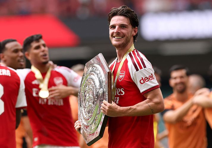 Declan Rice með skjöldinn góða eftir sannfærandi sigur Arsenal í gær.