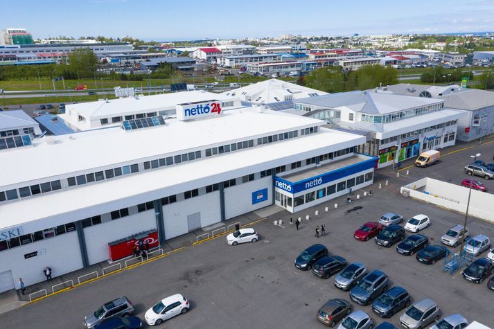 Verslunarmiðstöðin var rýmd á meðan slökkvilið athafnaði sig. 