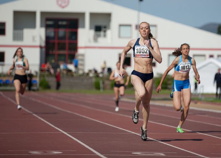 Hafdís Sigurðardóttir kemur í mark í dag. Aníta er til hægri.