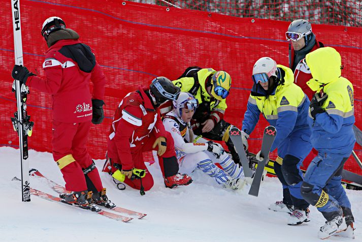 Brautarstarfsmenn huga að Lindsey Vonn.