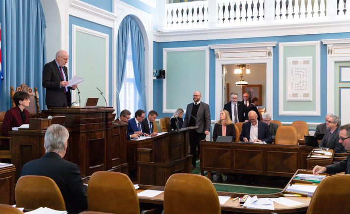 Steingrímur J. Sigfússon, forseti Alþingis, hækkaði róminn og skammaði þingmenn fyrir framkomu sína á þingfundi í dag.