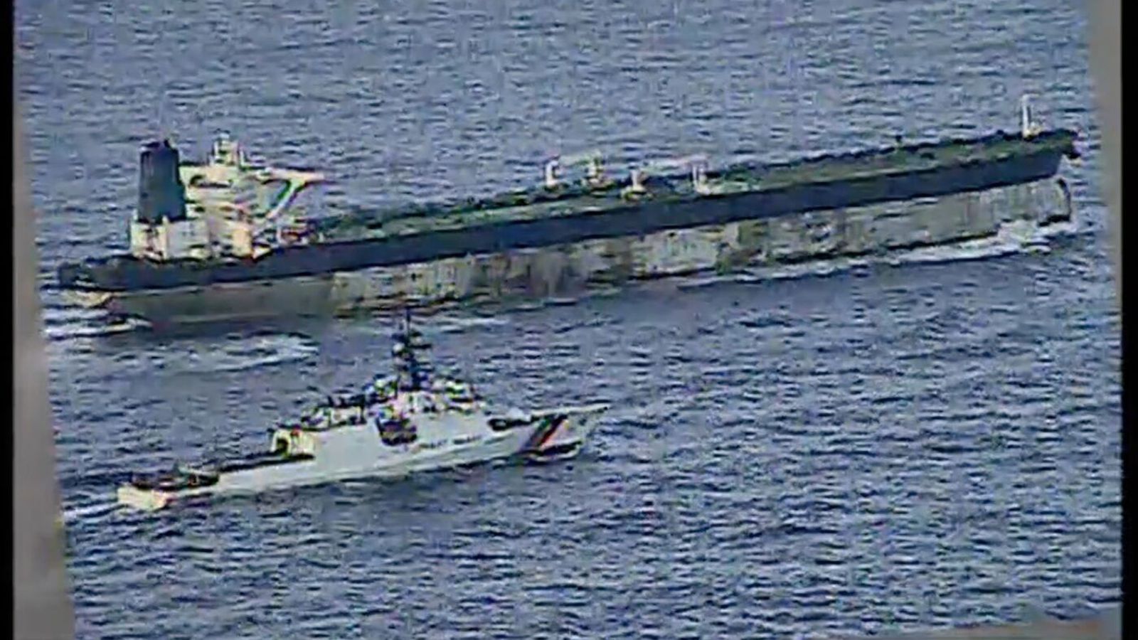 Búa sig undir á­hlaup um borð í skuggaskip