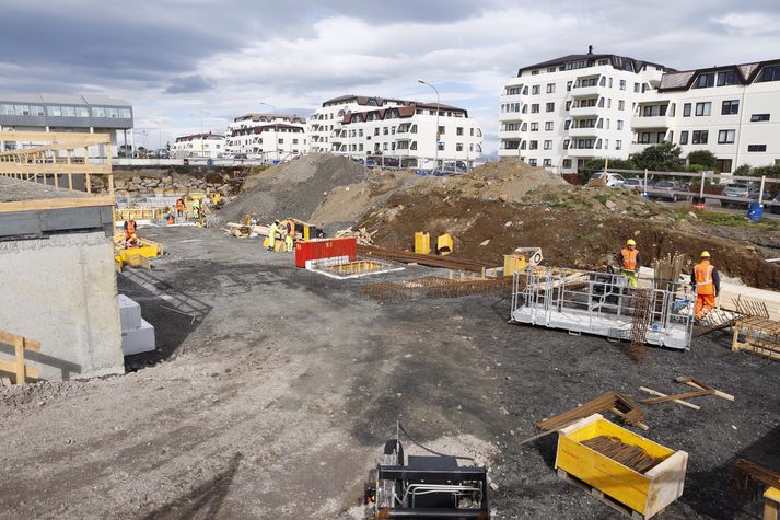 Framkvæmdir við húsbygginguna hófust fyrir skömmu en hvítu blokkirnar sem sjást á myndinni standa við Austurströnd.