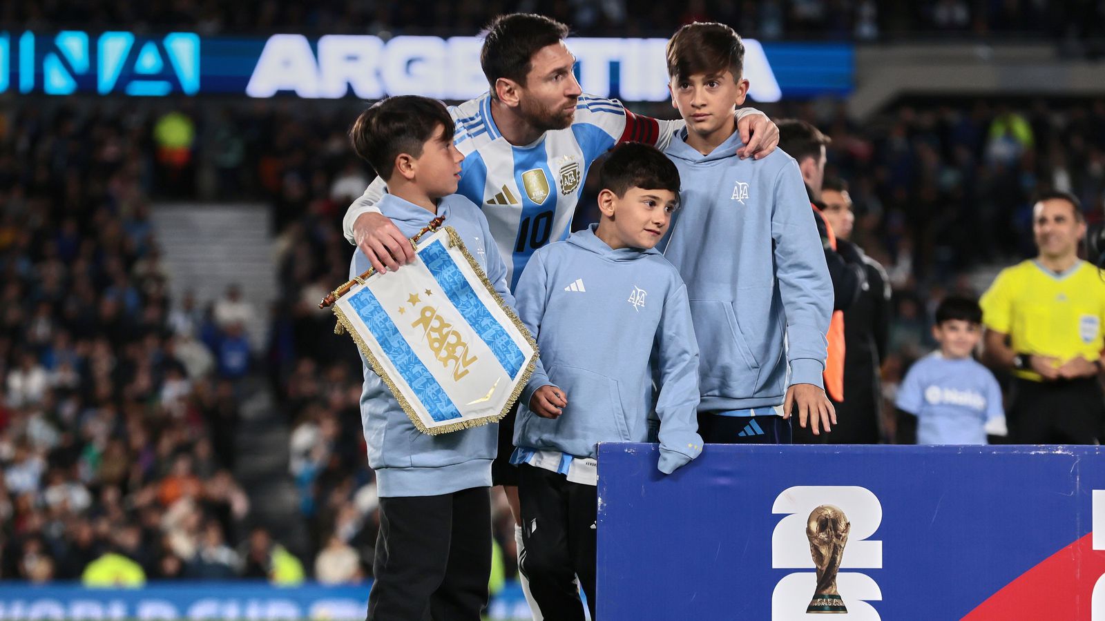 Messi með nýtt fót­bolta­mót og býður öllum „fé­lögunum sínum“ nema einu