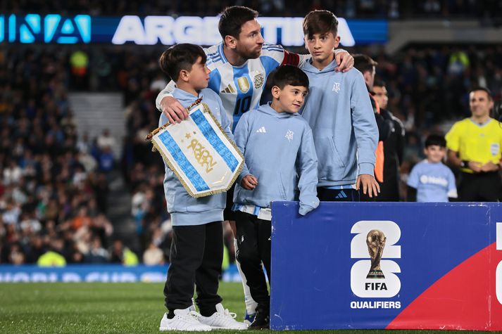 Lionel Messi með þremur sonum sínum fyrir leikinn í nótt.