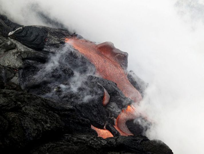 Talið er að hraunið nái að þorpinu á innan við viku.