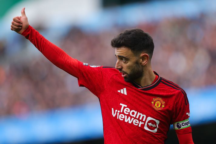 Bruno Fernandes og félagar í Manchester United eru enn með í baráttunni um sæti í Meistaradeildinni þrátt fyrir tapið í gær.