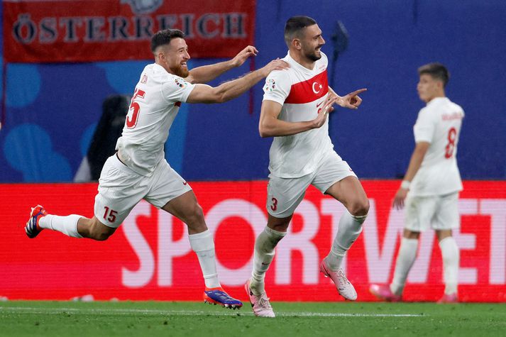Merih Demiral fagnar seinna marki sínu í leiknum í kvöld.