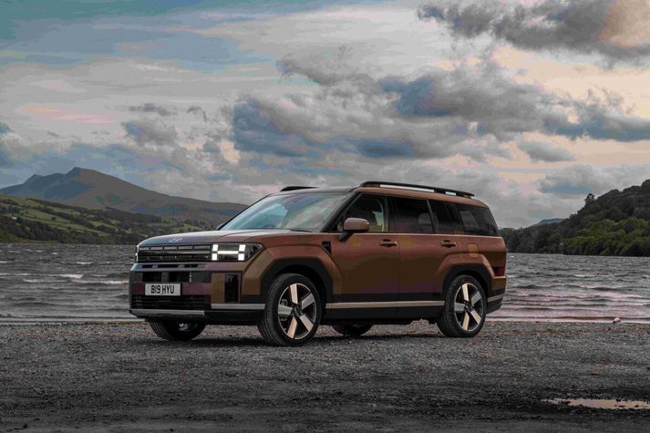 Hyundai Santa Fe sameinar kraft, þægindi og nýjustu tækni í glæsilegum jeppa á verði sem fáir aðrir í þessum stærðarflokki geta boðið. Jeppinn er fullkomið jafnvægi milli borgarlífs, ferðalaga og útivistar.