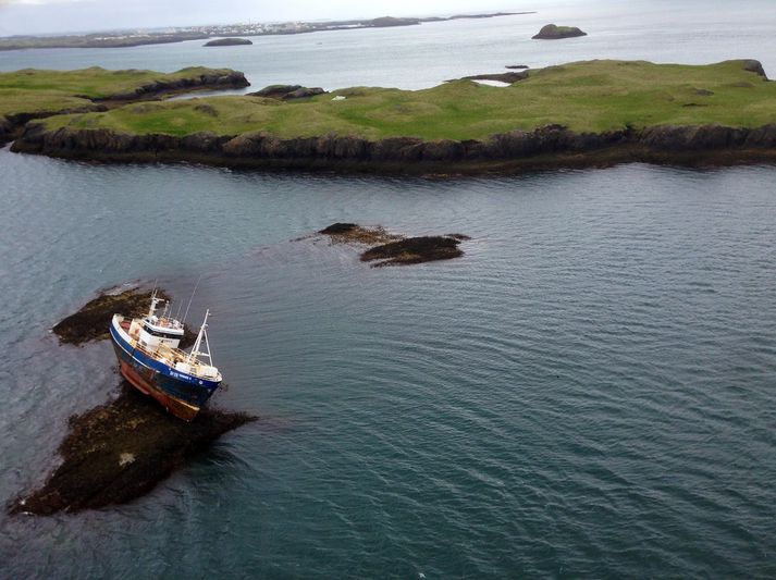 Dýralífi getur staðið hætta af olíumengun. Skipið liggur á þurru eins og er.