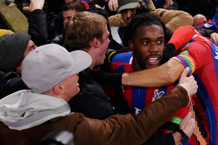 Schlupp fagnar með stuðningsmönnum Crystal Palace.