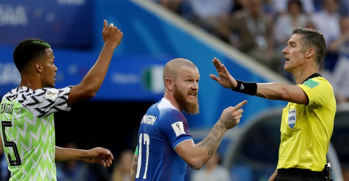 Aron Einar Gunnarsson og félagar í íslenska landsliðinu eru búnir að missa Nígeríu upp fyrir sig á FIFA-listanum. Hér er mynd frá leik þjóðanna á HM 2018.