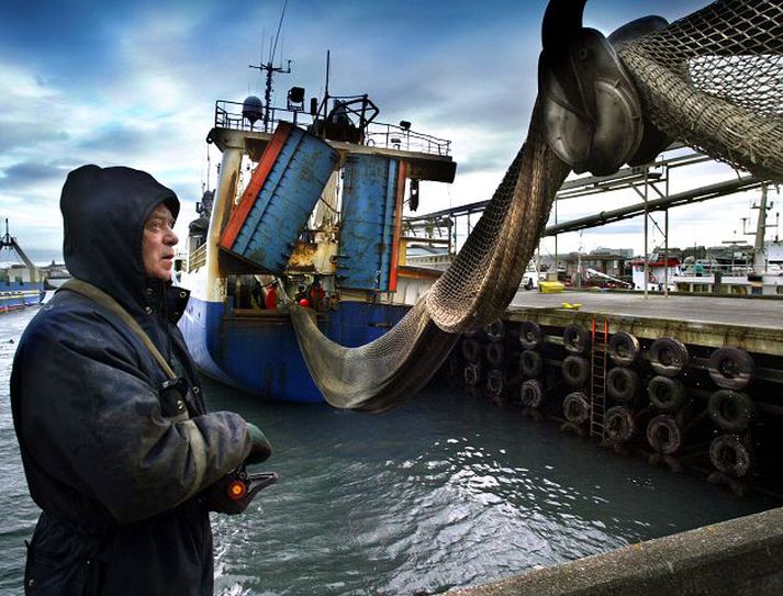 Faxi RE að taka flottroll í Reykjavíkurhöfn fyrir vertíðina 2006.fréttablaðið/þök