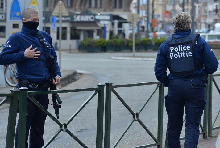 Lögreglan handsamaði tvo grunaða um aðild að hryðjuverkaárásunum í Brussel.