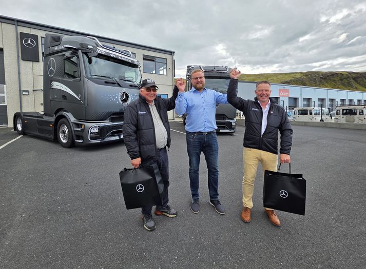 Ólafur Þór, sem afhenti feðgunum formlega nýju bílana á þriðjudaginn en báðir áttu þeir afmæli þá, 2. september.
