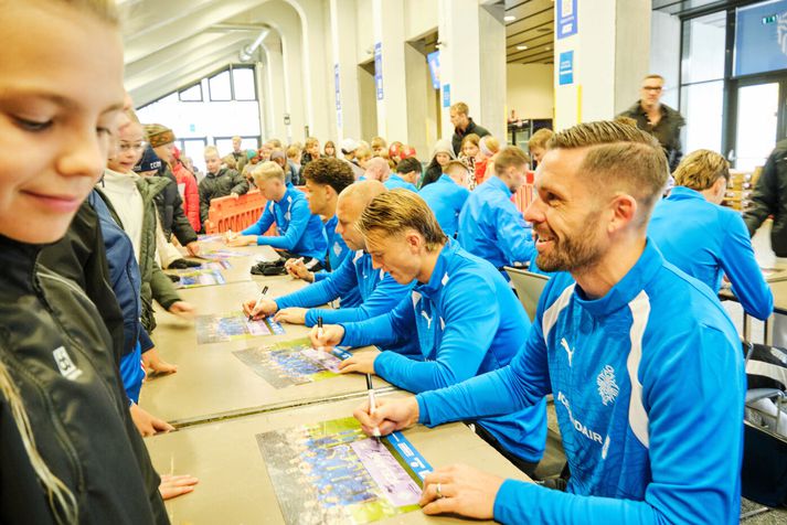 Gylfi Þór Sigurðsson gleður unga aðdáendur sem fengu plaköt árituð af öllu liðinu.