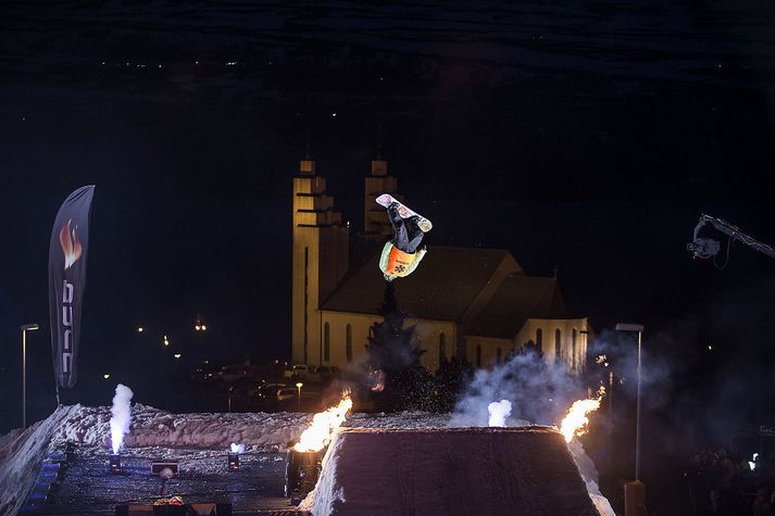 Það eru miklir ofurhugar sem þora að stökkva yfir þessa gáma þarna fyrir norðan.