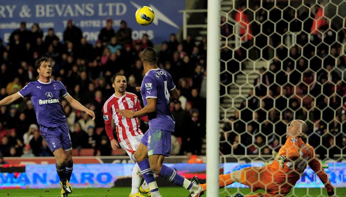 Matthew Etherington skorar hér annað mark Stoke í leiknum.
