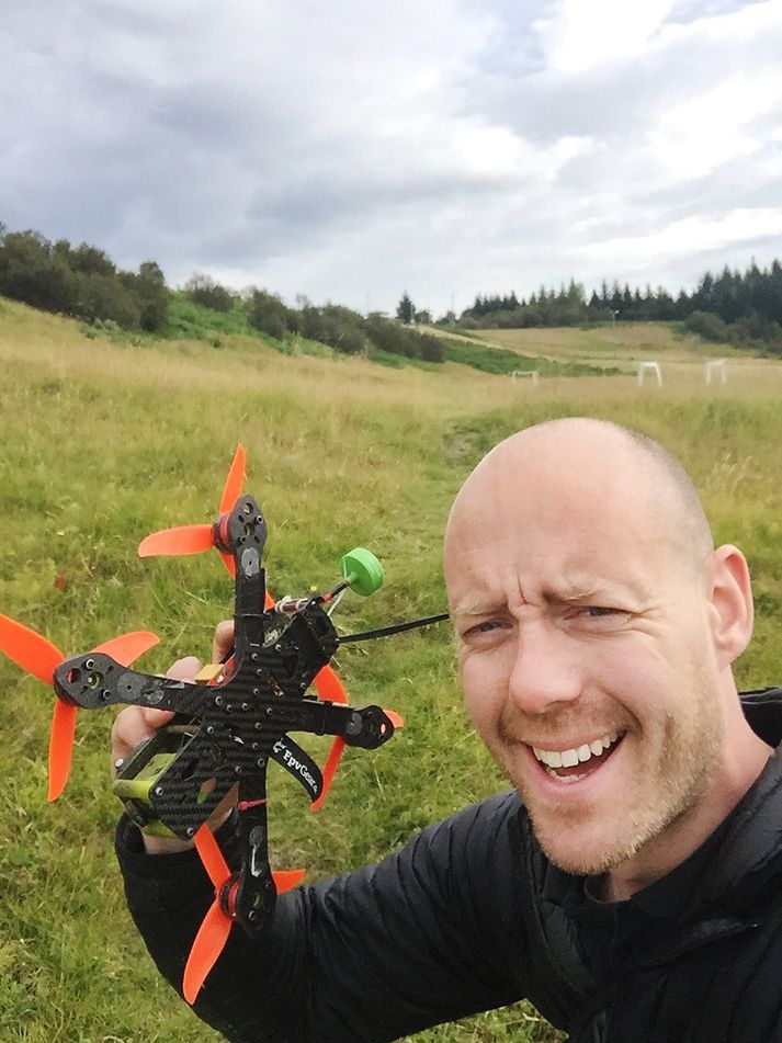 Helgi Rúnar Sævarsson, atvinnu- og kappflugmaður með sinn dróna.