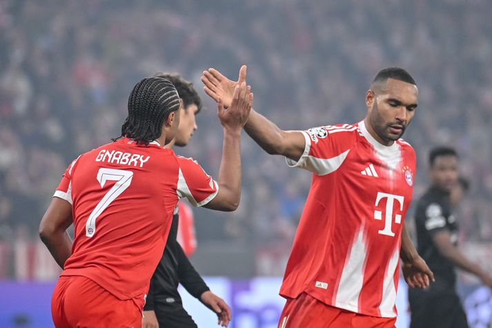 Leikmenn Bayern fagna marki Gnabry í kvöld