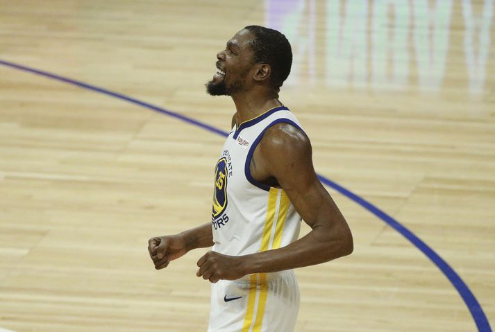 Kevin Durant fagnar einni af körfum sínum í leiknum í nótt.